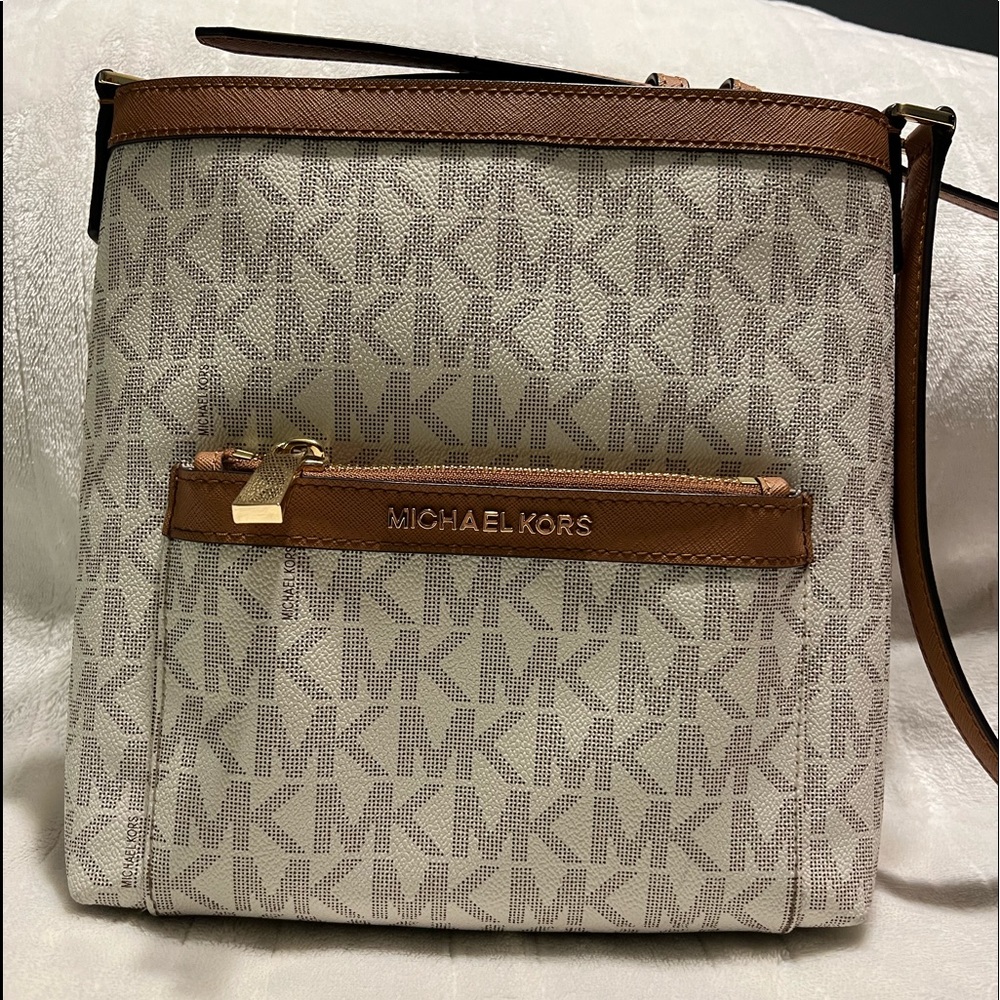 Micheal Kors crossbody purse. Cream/ tan trim. Like brand new condition.